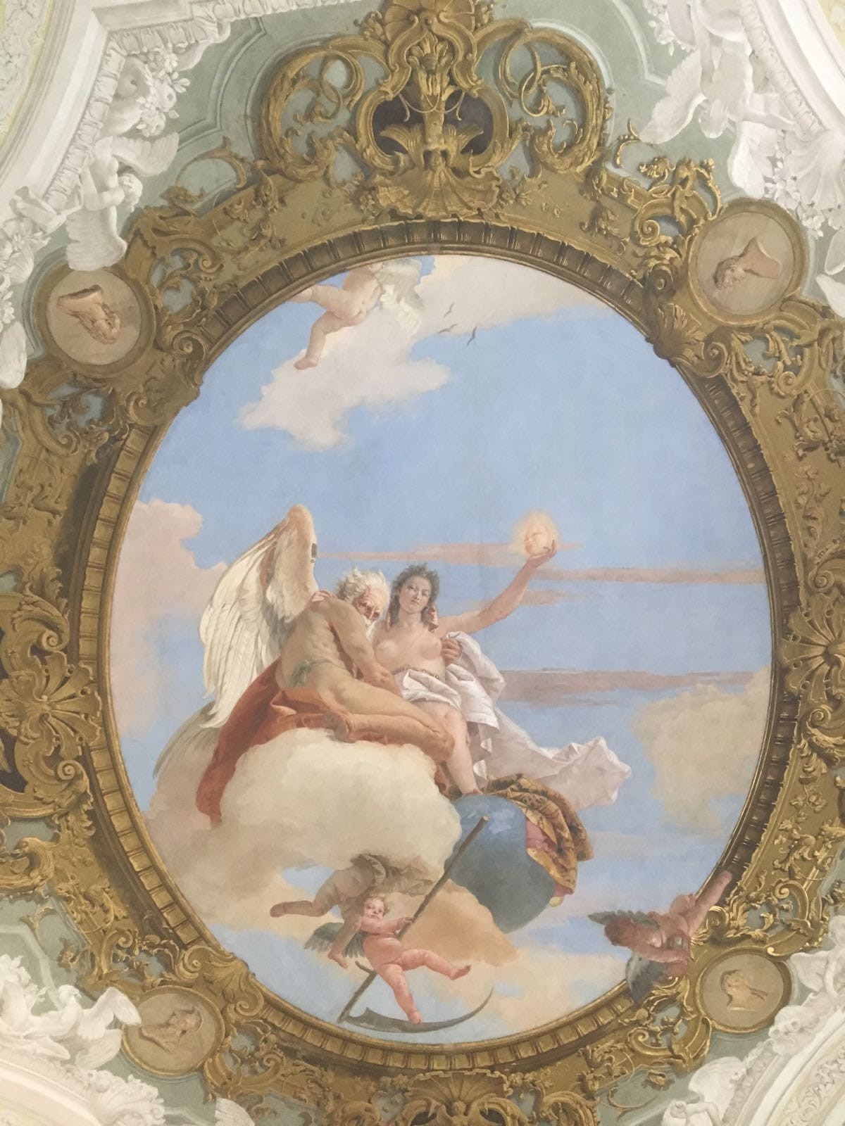Потолки венецианских палаццо украшают фрески с бездонными небесами. Чтобы ангелы не оставляли дом