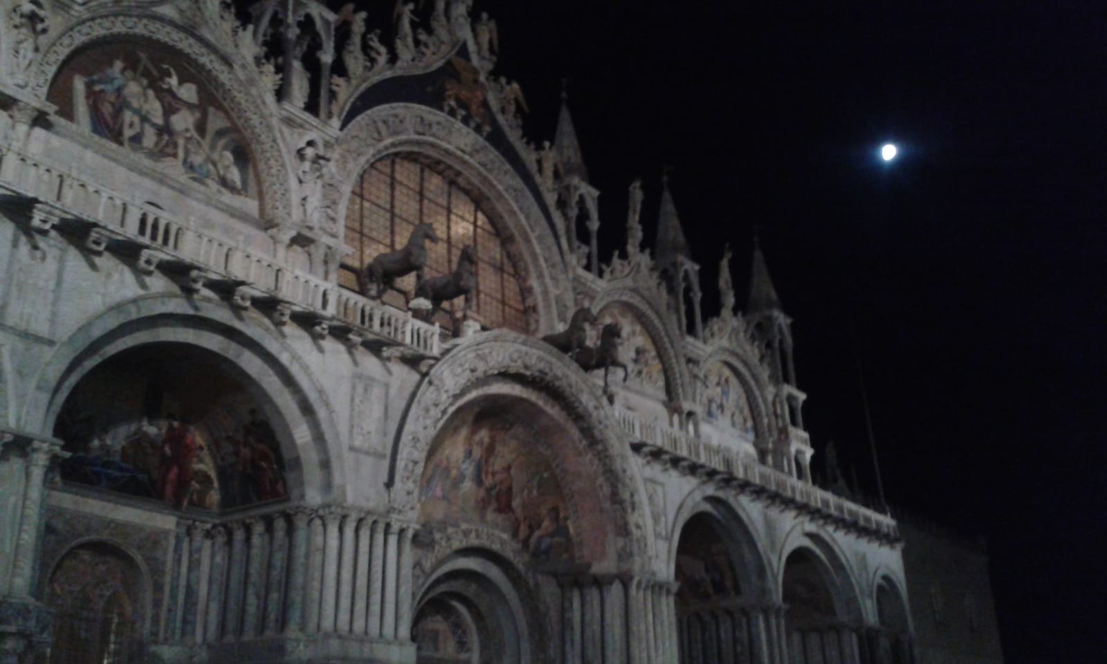 Ночь на  Сан Марко. Эх жаль, не была в Венеции Шахерезада, она  точно бы внесла  этот собор в свою «Тысячу и одну ночь», ночь Полнолуния.
