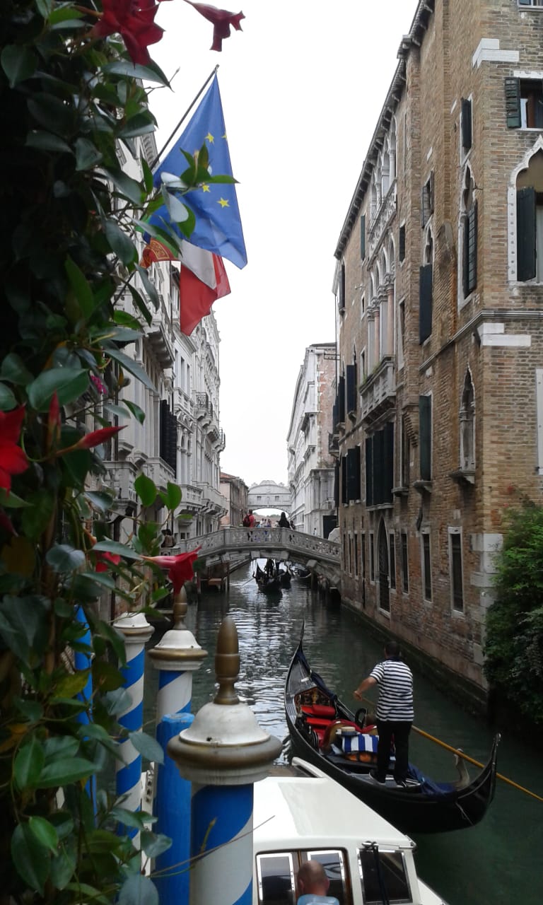 Венецианский канал с перспективой Моста Вздохов