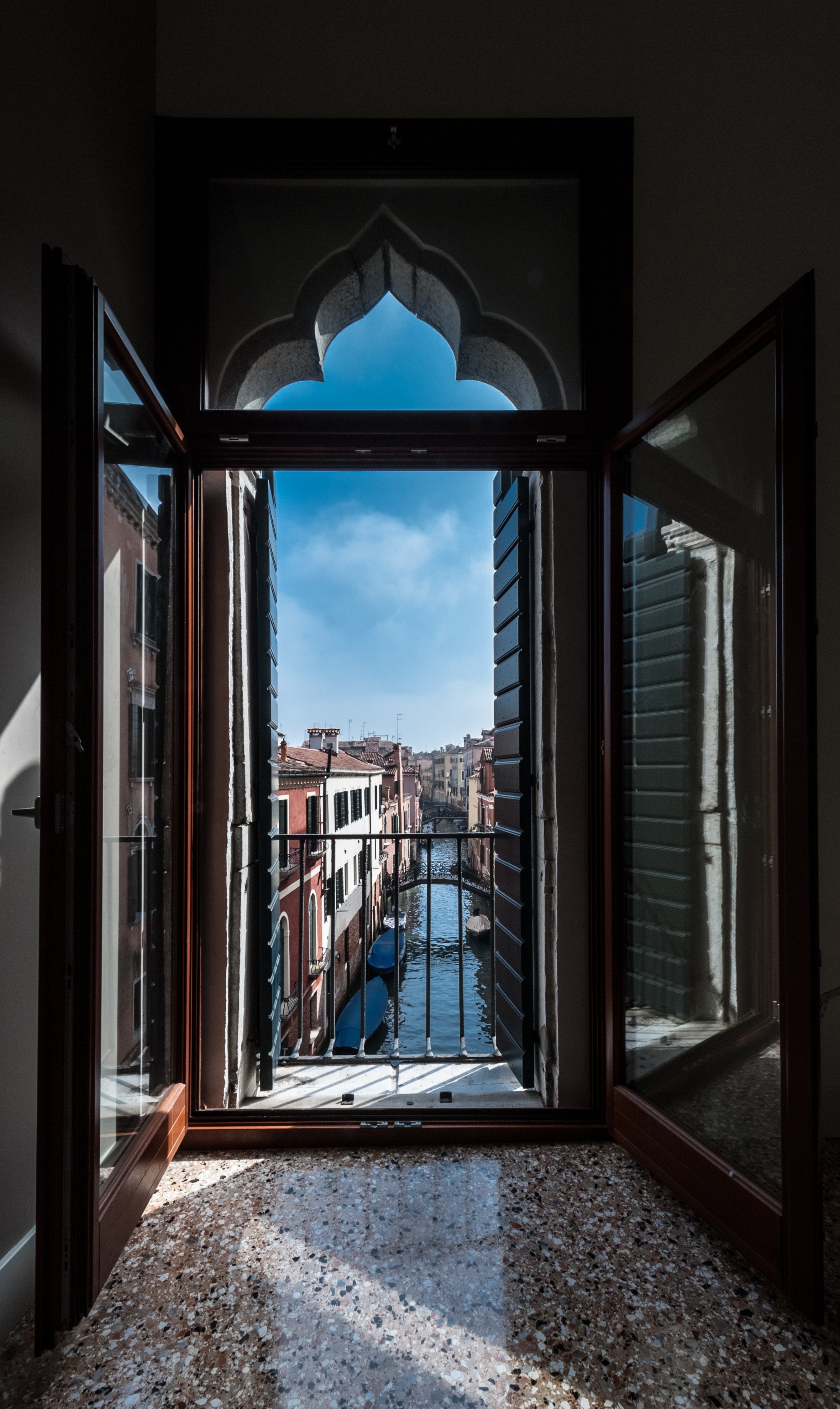 Вид на канал из окна венецианского палаццо