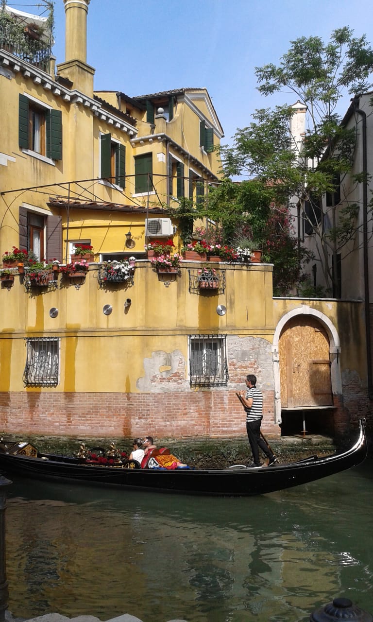 Канал Озмарин. Гондола – самый узнаваемый символ Венеции, и ритуальная прогулка по каналам обязательна для всех.