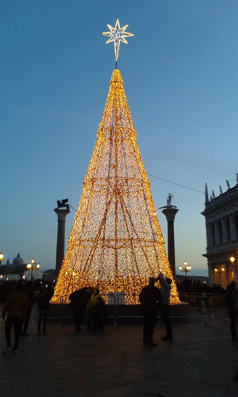 Рождественская елка на Сан Марко. Над Венецией зажглась Вифлеемская звезда